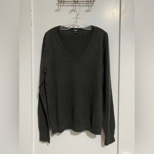 Cashmere UNIQLO V-Neck Sweater in Dark Gray